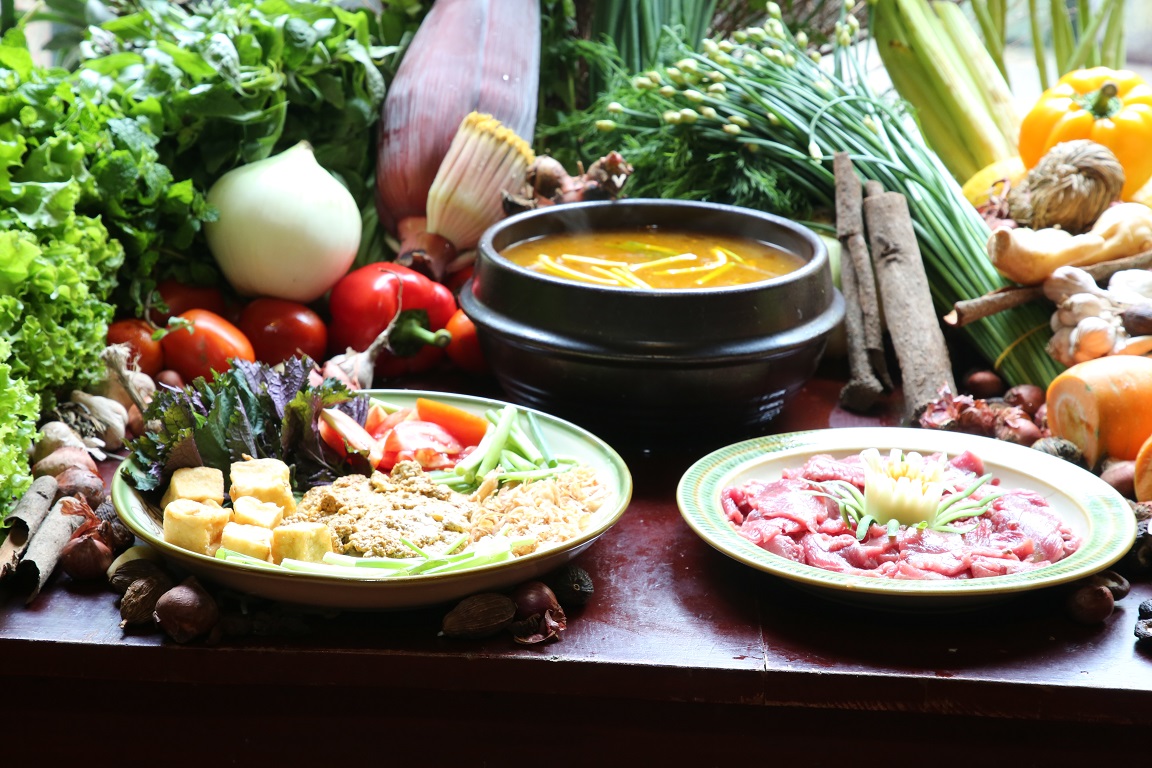 BEST PLACE TO EAT IN HANOI - CRAB HOT POT - LAU RIEU CUA BẮP BÒ HÀ NỘI